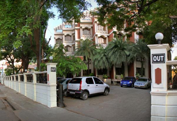 Hotel Jayaram Pondicherry Exteriör bild